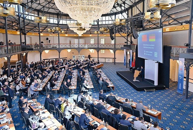 2024“投資中國(guó)”系列活動(dòng)德國(guó)專場(chǎng)4月5日在巴登—符滕堡州首府斯圖加特市舉行，活動(dòng)吸引德國(guó)工商界代表超300人參加。圖為當(dāng)日拍攝的活動(dòng)現(xiàn)場(chǎng)。 新華社記者 任鵬飛/攝