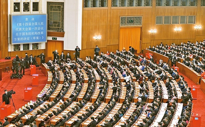 2023年3月10日，十四屆全國(guó)人大一次會(huì)議在北京人民大會(huì)堂舉行第三次全體會(huì)議，表決通過(guò)了關(guān)于國(guó)務(wù)院機(jī)構(gòu)改革方案的決定。圖為會(huì)議現(xiàn)場(chǎng)。 新華社記者 岳月偉/攝