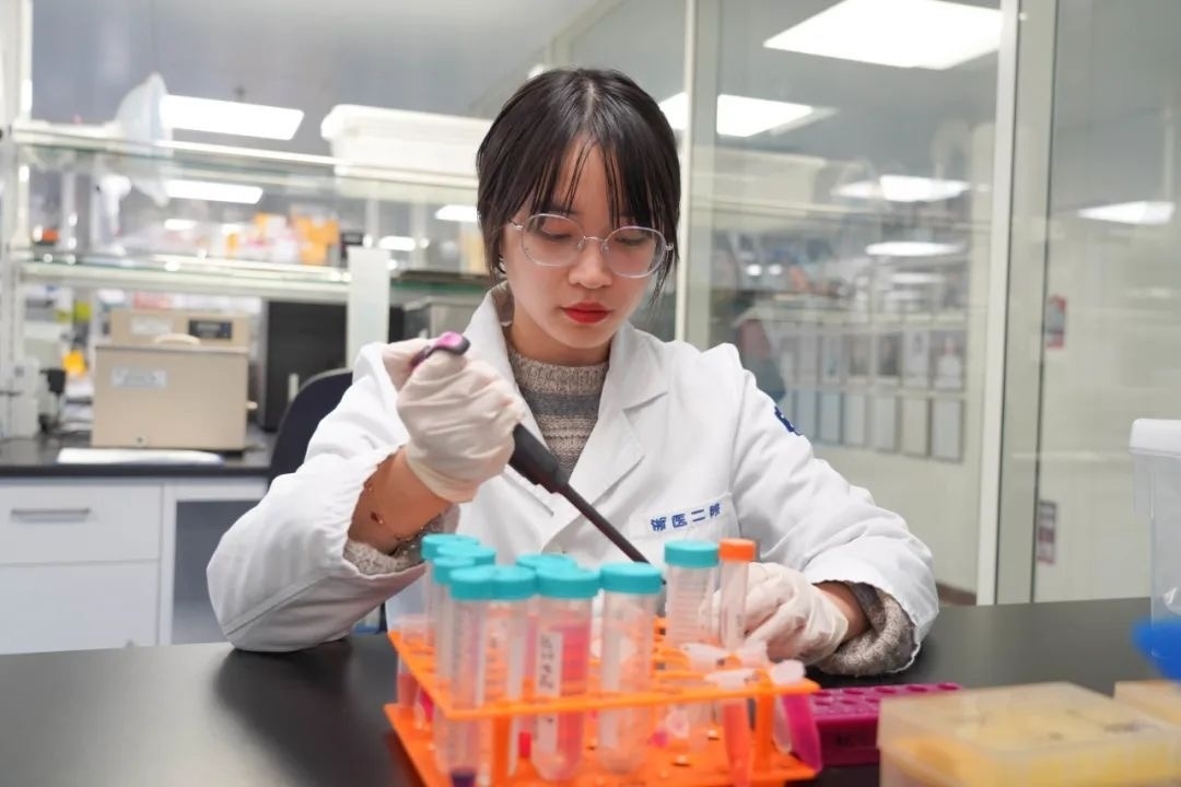倪楚君在實(shí)驗(yàn)中。浙江大學(xué)供圖
