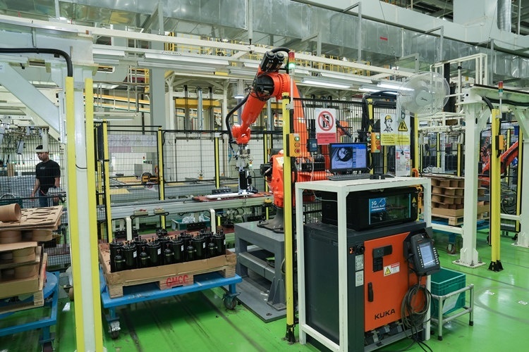 美的泰國(guó)工廠內(nèi)的5G機(jī)械臂