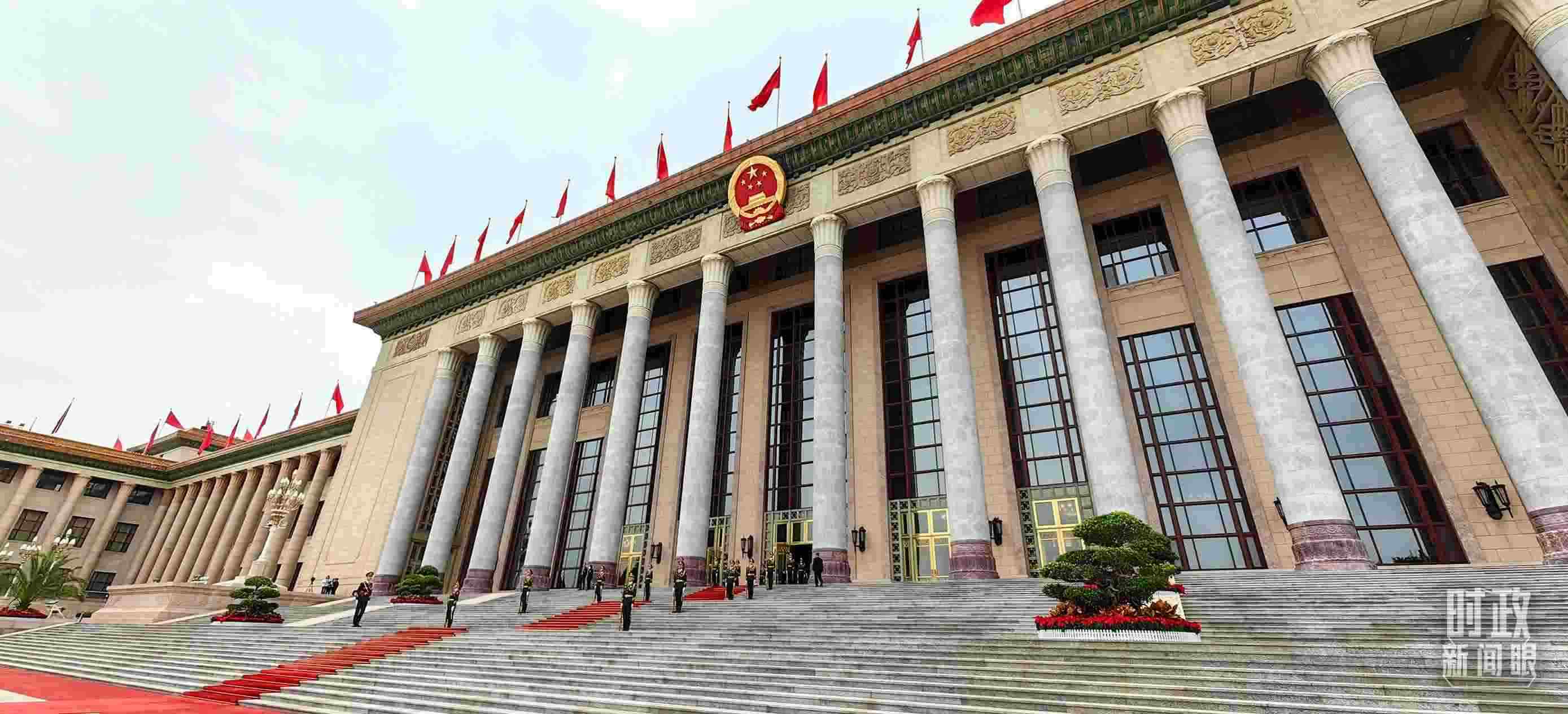 △人民大會(huì)堂東門外廣場(chǎng)。（總臺(tái)央視記者段德文拍攝）