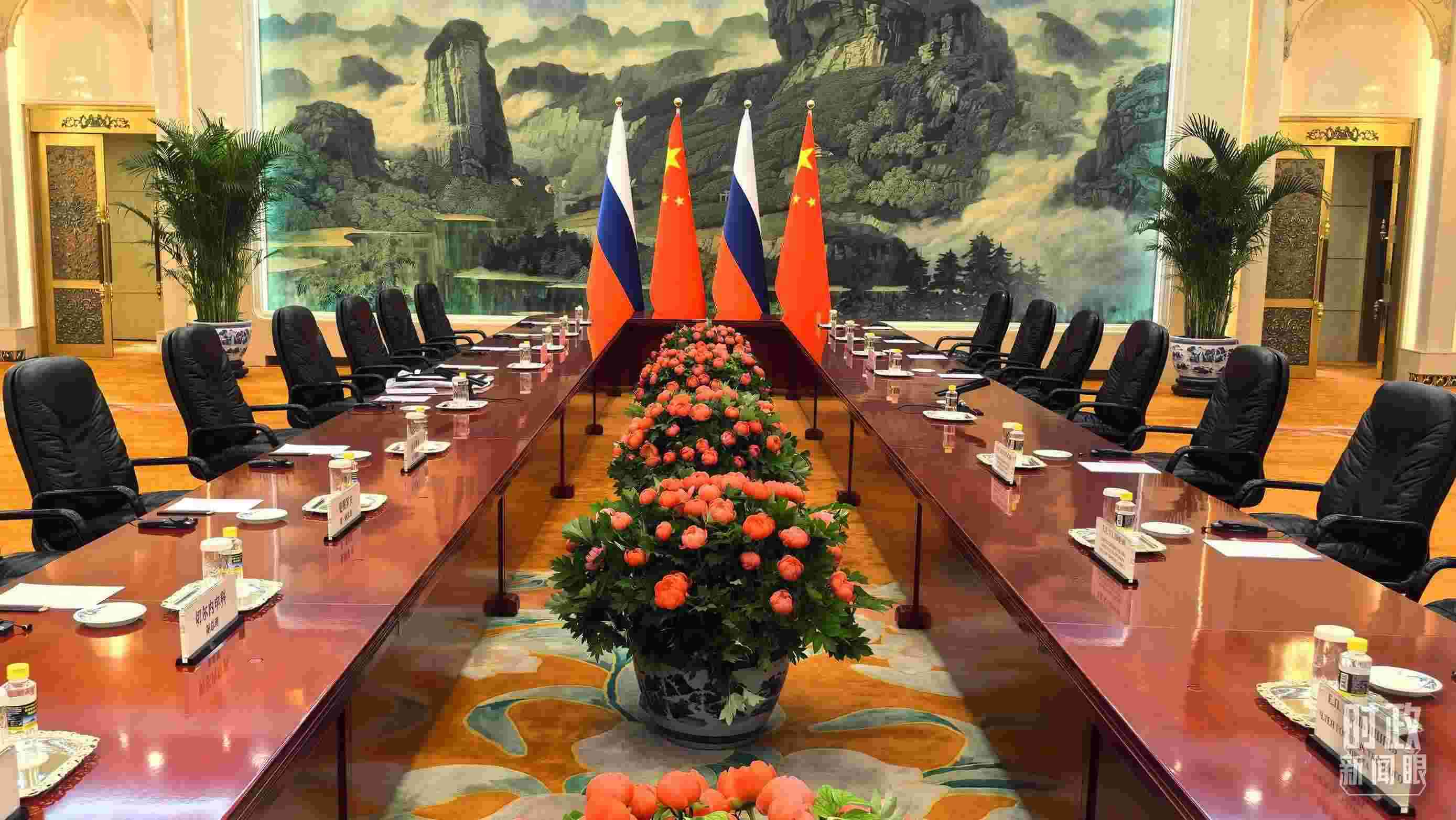 △中俄兩國(guó)元首首先舉行小范圍會(huì)談，這是會(huì)談開(kāi)始前的現(xiàn)場(chǎng)。（總臺(tái)央視記者鄂介甫拍攝）