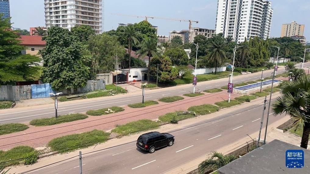 這是5月19日在剛果（金）首都金沙薩拍攝的街景（手機照片）。新華社發(fā)