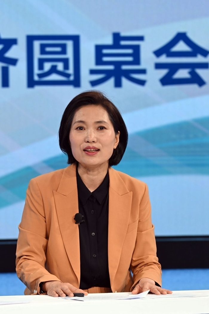 中國(guó)宏觀經(jīng)濟(jì)研究院對(duì)外經(jīng)濟(jì)研究所研究員曲鳳杰在“中國(guó)經(jīng)濟(jì)圓桌會(huì)”錄制現(xiàn)場(chǎng)交流發(fā)言。新華社記者 金良快 攝