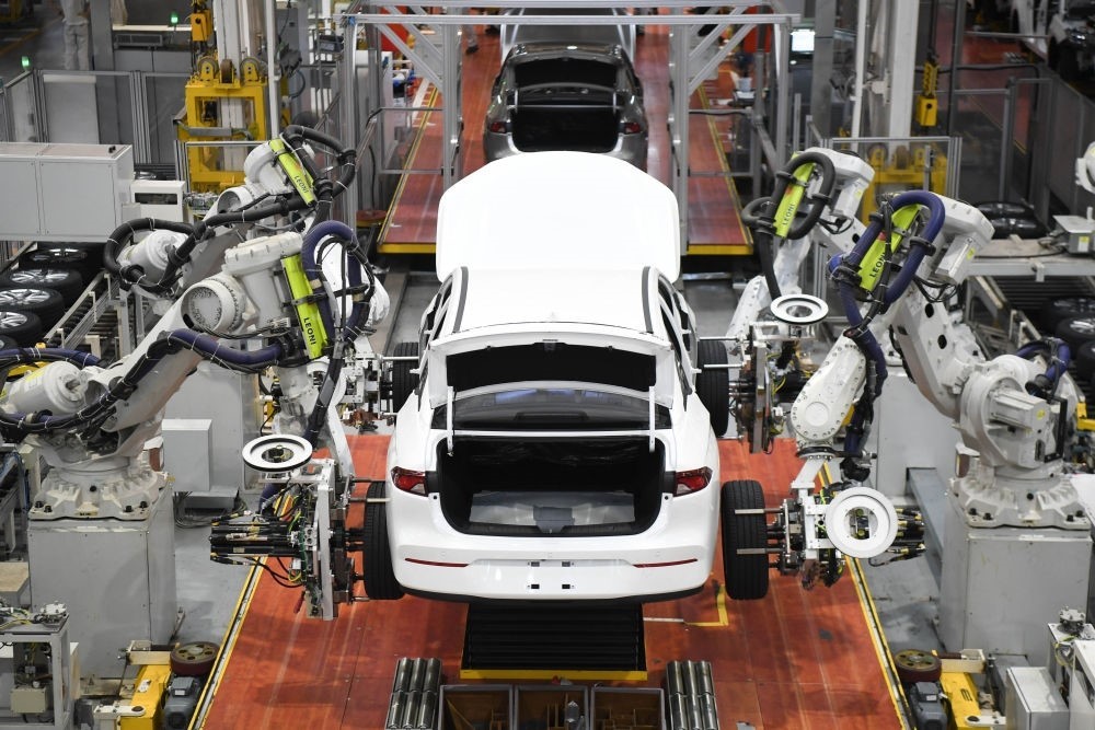 這是2024年4月24日拍攝的廣州廣汽埃安新能源汽車的全自動(dòng)化輪胎安裝工作站。新華社記者 鄧華 攝