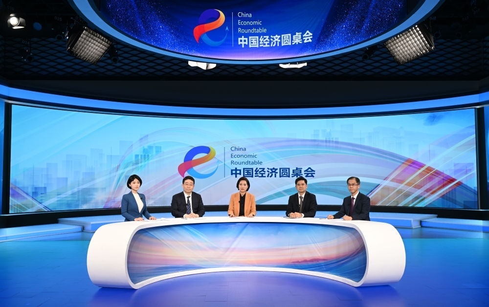 這是“中國(guó)經(jīng)濟(jì)圓桌會(huì)”錄制現(xiàn)場(chǎng)。新華社記者 金良快 攝