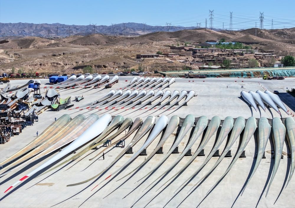 2024年5月11日拍攝的碼放在內(nèi)蒙古包頭市石拐區(qū)一家風(fēng)電設(shè)備制造企業(yè)廠區(qū)內(nèi)的葉片（無人機(jī)照片）。新華社記者 連振 攝