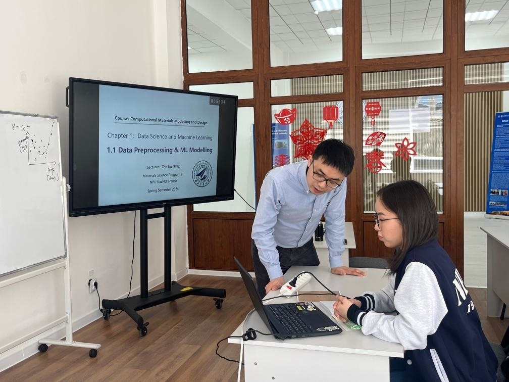 2024年4月，西北工業(yè)大學(xué)材料學(xué)院劉哲教授在西北工業(yè)大學(xué)哈薩克斯坦分校授課。（西北工業(yè)大學(xué)供圖）