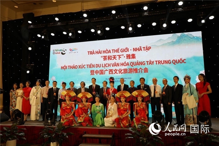 中越兩國嘉賓合影留念。人民網(wǎng)記者楊曄攝