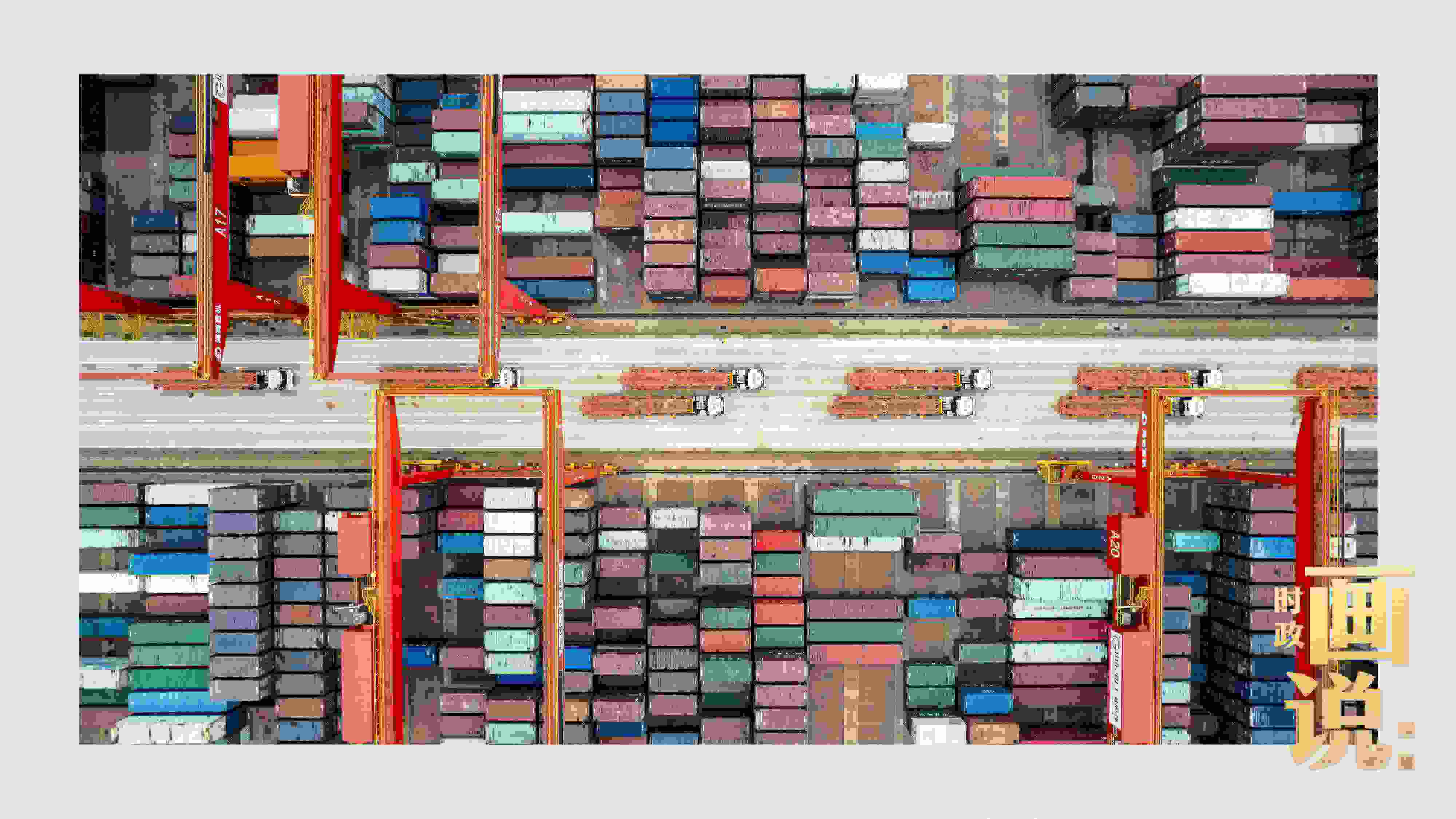 △相比于傳統(tǒng)碼頭，智慧、綠色的全自動(dòng)化集裝箱碼頭單機(jī)效率可提升50%，綜合成本降低70％，人力成本下降80%，每年可削減碳排放9720噸。