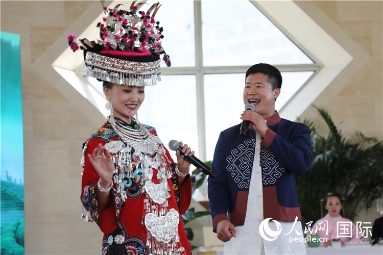 2、來(lái)自湖北的歌唱家演唱民族歌曲。 人民網(wǎng)記者 李志偉攝