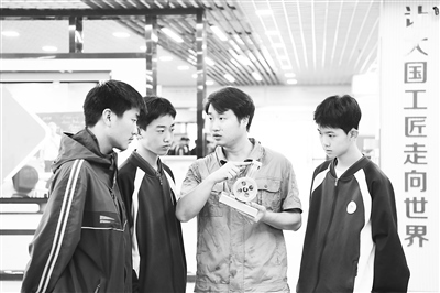 職業(yè)院校教師為數(shù)控技術(shù)應(yīng)用專業(yè)學(xué)生授課。 新華社記者 王全超攝