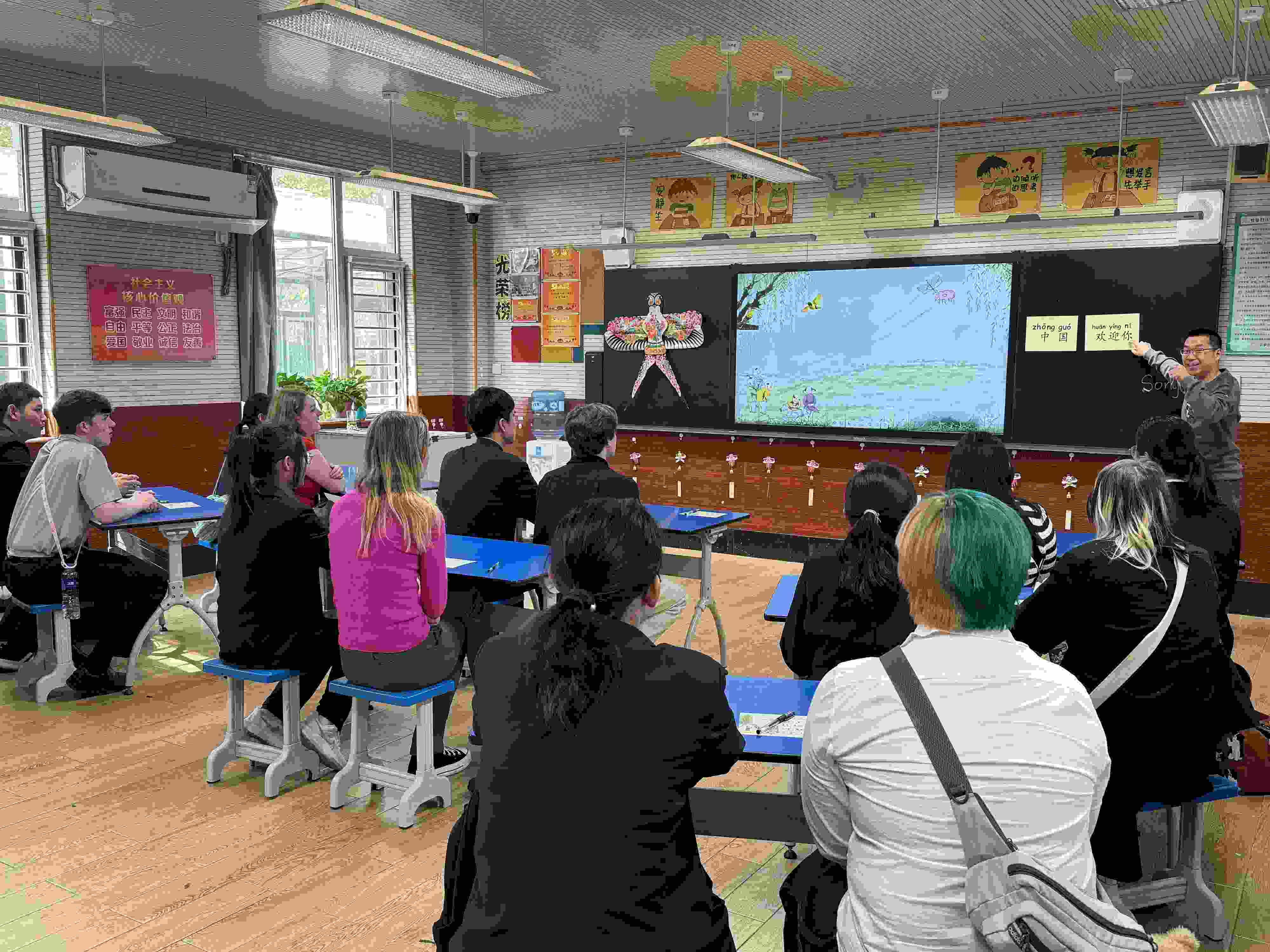 2024年4月20日，美國艾奧瓦州馬斯卡廷高中“友誼傳承”研學團來到石家莊外國語學校，中美學生同上一節(jié)中文課。