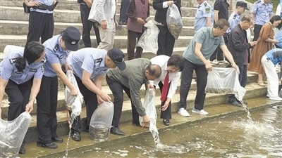 庭審后開展增殖放流。