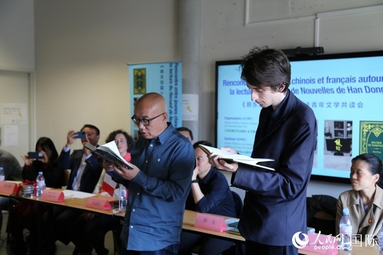 法國(guó)學(xué)子與作家韓東共讀小說(shuō)選段。人民網(wǎng)記者 于超凡攝