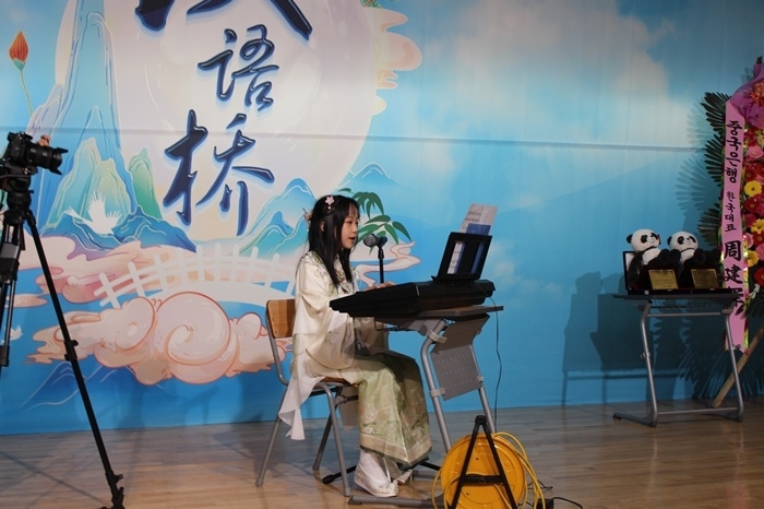 參賽選手在比賽中進(jìn)行中華才藝展示。