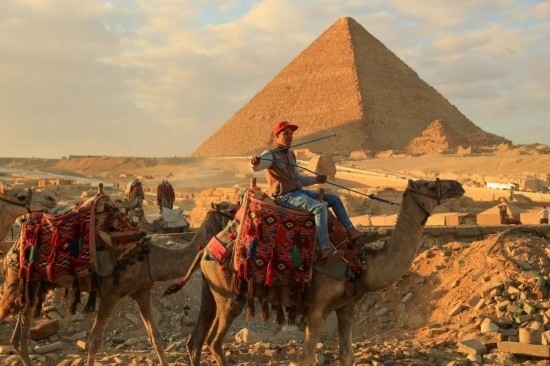 1月24日，商販騎駱駝離開(kāi)埃及吉薩金字塔景區(qū)。新華社記者 隋先凱 攝