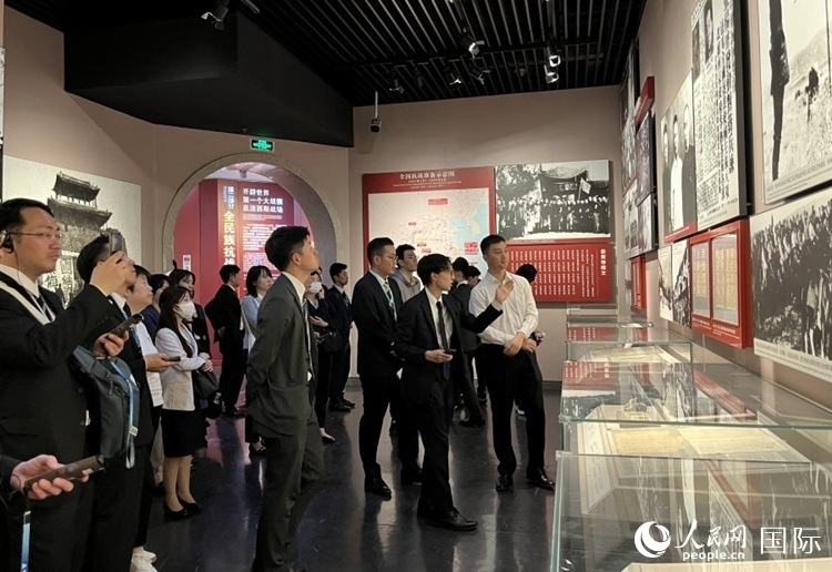 創(chuàng)價學會青年代表團成員在中國人民抗日戰(zhàn)爭紀念館參觀。人民網記者 陳思攝