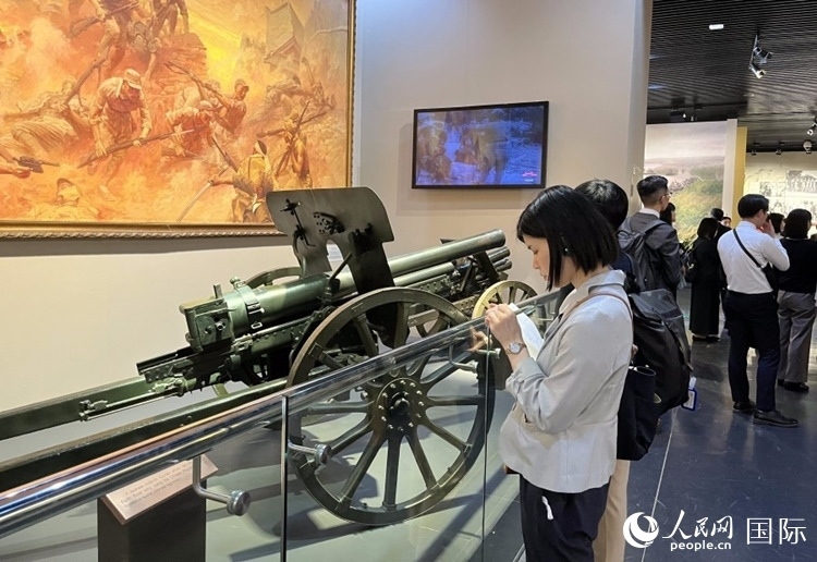 創(chuàng)價學會青年代表團成員在中國人民抗日戰(zhàn)爭紀念館參觀。人民網記者 陳思攝