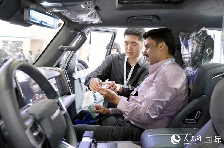 客戶在了解中國(guó)產(chǎn)汽車。人民網(wǎng)記者 管克江攝