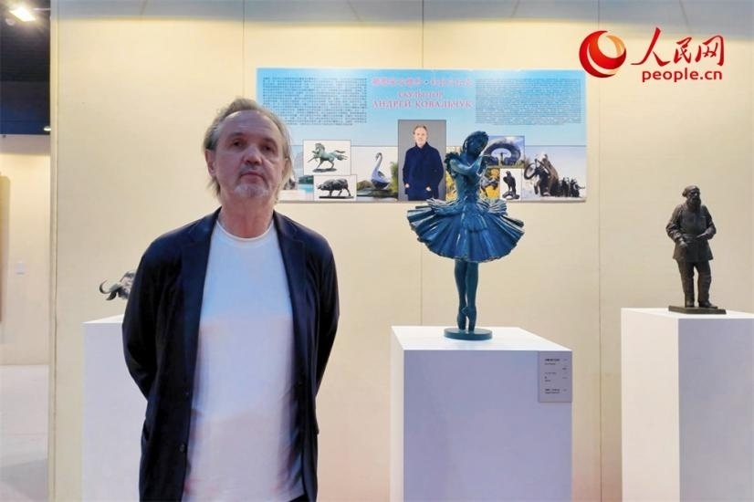 俄羅斯人民藝術(shù)家、俄羅斯美協(xié)主席安德烈·科瓦爾丘克正在接受人民網(wǎng)的采訪。人民網(wǎng)記者 劉微攝