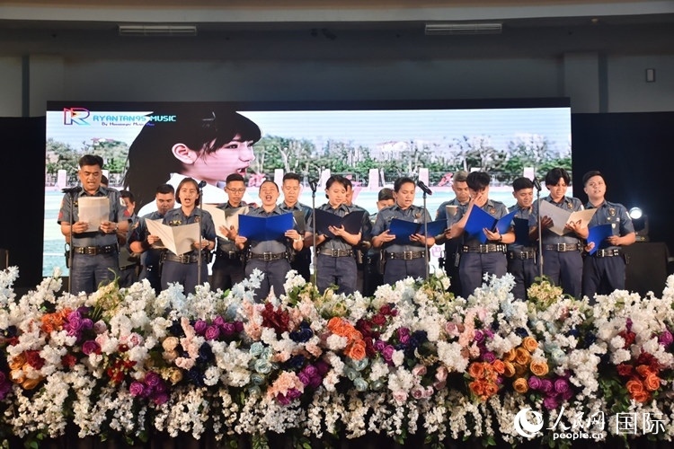 邦板牙省警察局學員在結業(yè)典禮上表演合唱。人民網記者 樊帆攝