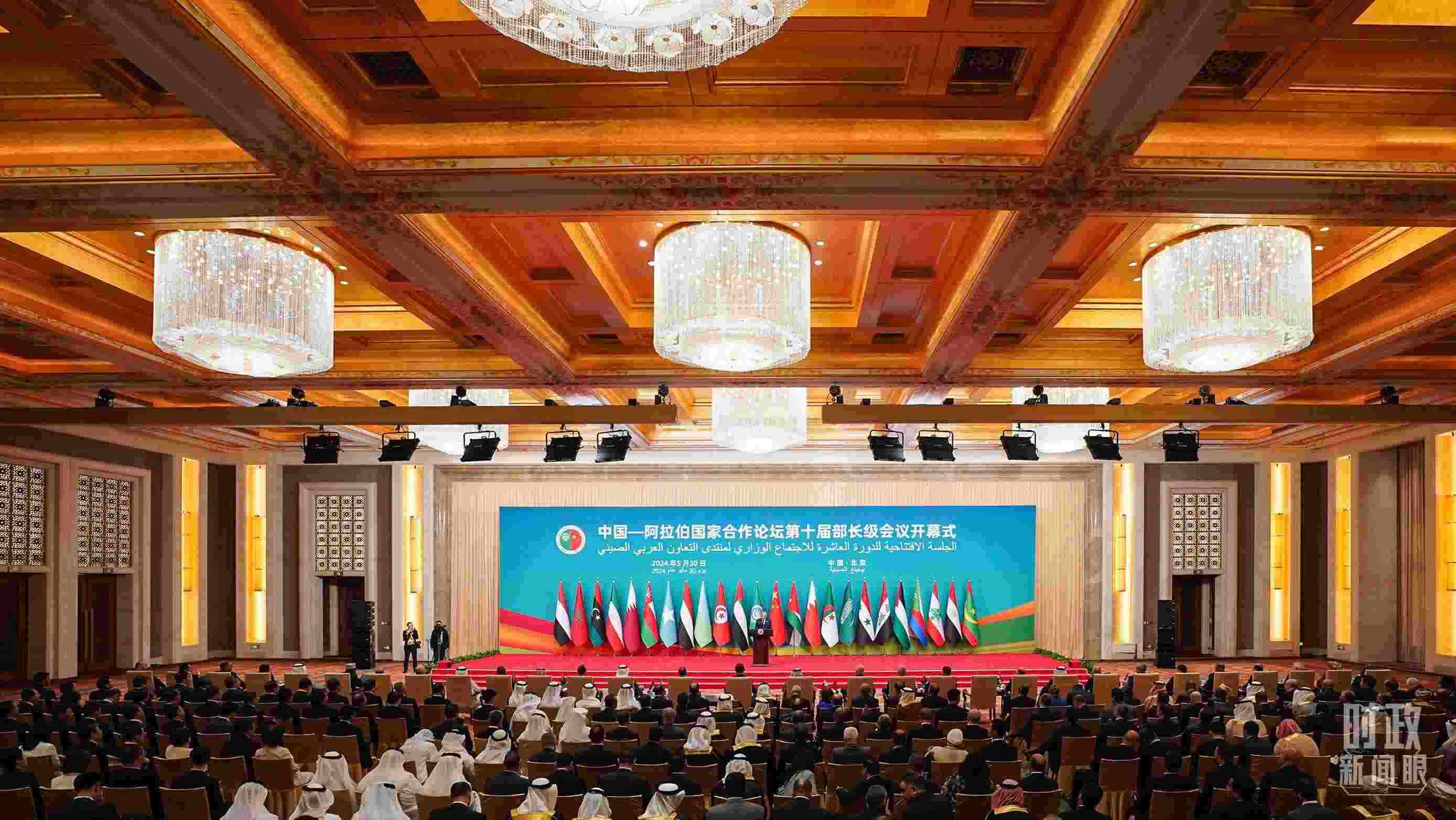 △5月30日開幕式現(xiàn)場，阿盟秘書長蓋特在致辭。（總臺(tái)國廣記者李晉拍攝）