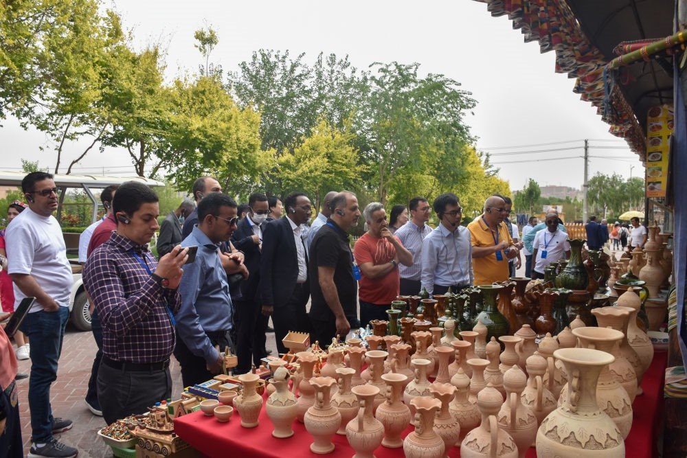 2023年5月31日，阿拉伯國(guó)家聯(lián)盟代表團(tuán)一行在新疆喀什古城參觀訪問(wèn)。新華社記者 高晗 攝