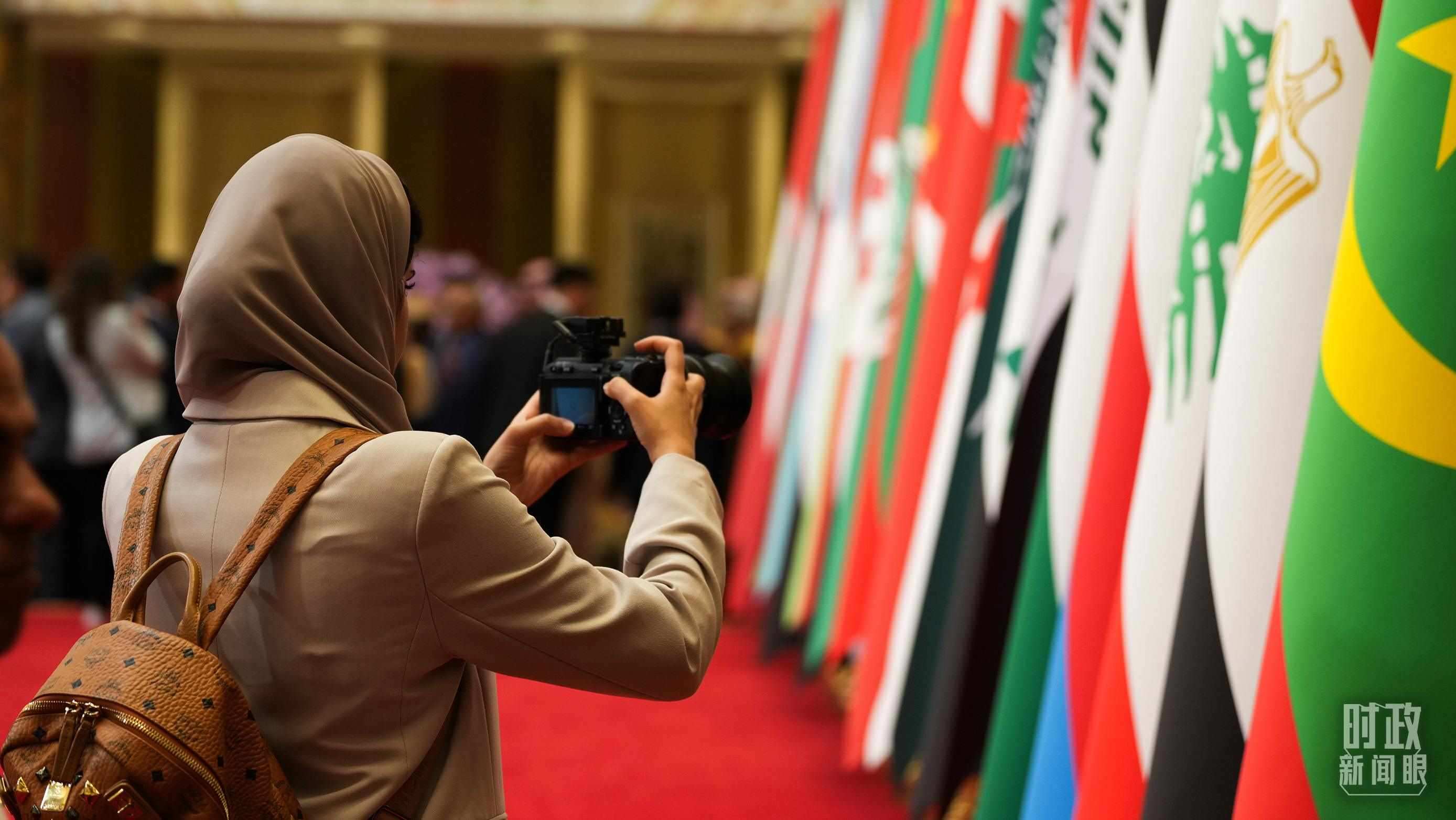 △外國媒體拍攝現(xiàn)場旗陣。（總臺(tái)國廣記者李晉拍攝）