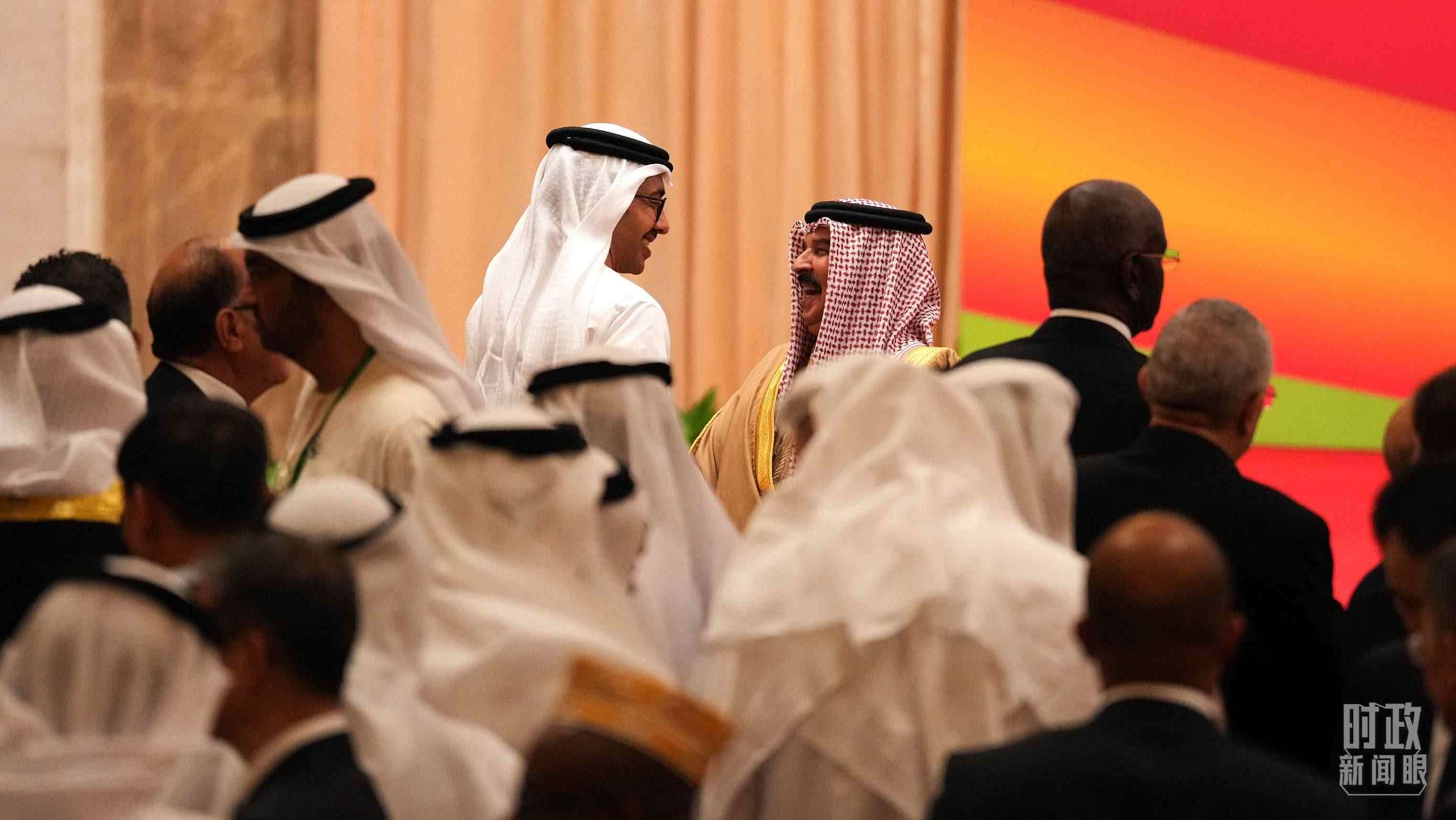 △與會(huì)代表在交談。（總臺(tái)國廣記者李晉拍攝）