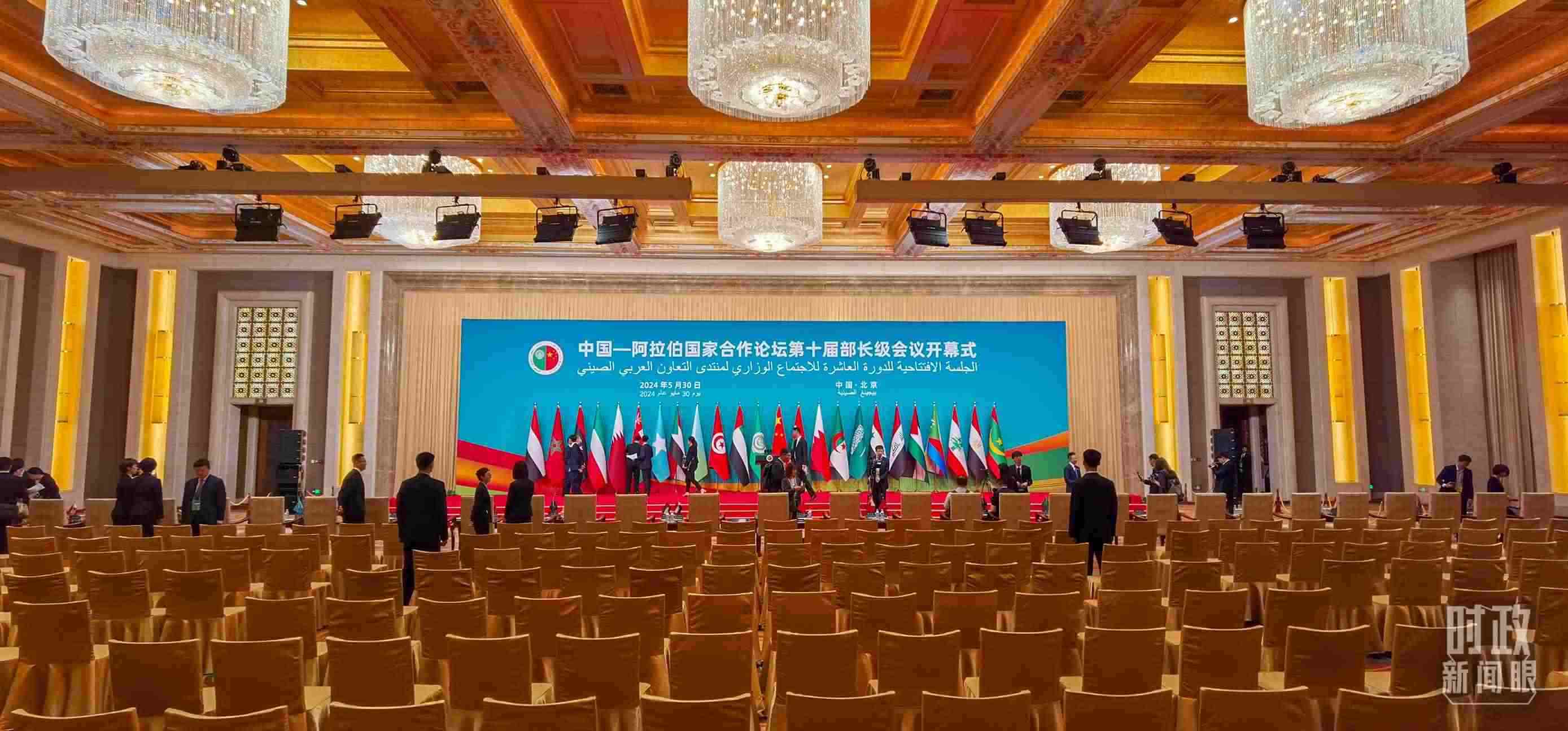 △會(huì)議開始前，現(xiàn)場正在進(jìn)行各項(xiàng)準(zhǔn)備工作。（總臺(tái)央視記者郭鴻拍攝）