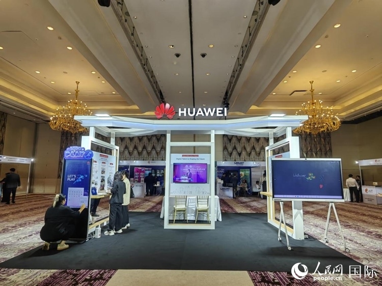 峰會(huì)現(xiàn)場(chǎng)，由泰國政府、中泰高校和客戶伙伴搭建的人才雙選會(huì)和伙伴展臺(tái)開放。人民網(wǎng)記者 楊一攝