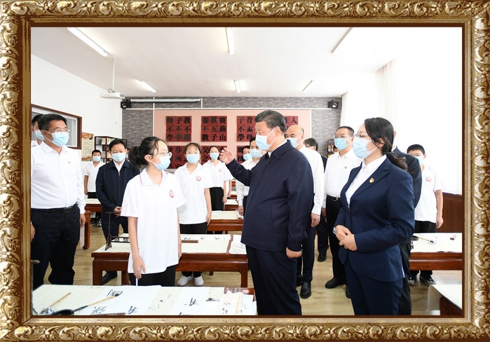 2021年9月13日至14日，習(xí)近平總書(shū)記在陜西省榆林市考察。14日上午，習(xí)近平在綏德實(shí)驗(yàn)中學(xué)考察時(shí)，同正在練習(xí)書(shū)法的學(xué)生親切交流。