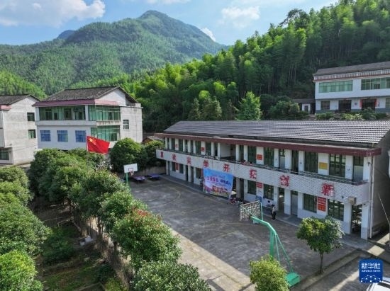 這是5月28日拍攝的湖南省衡陽市衡陽縣岣嶁鄉(xiāng)妙溪小學(xué)（無人機(jī)照片）。