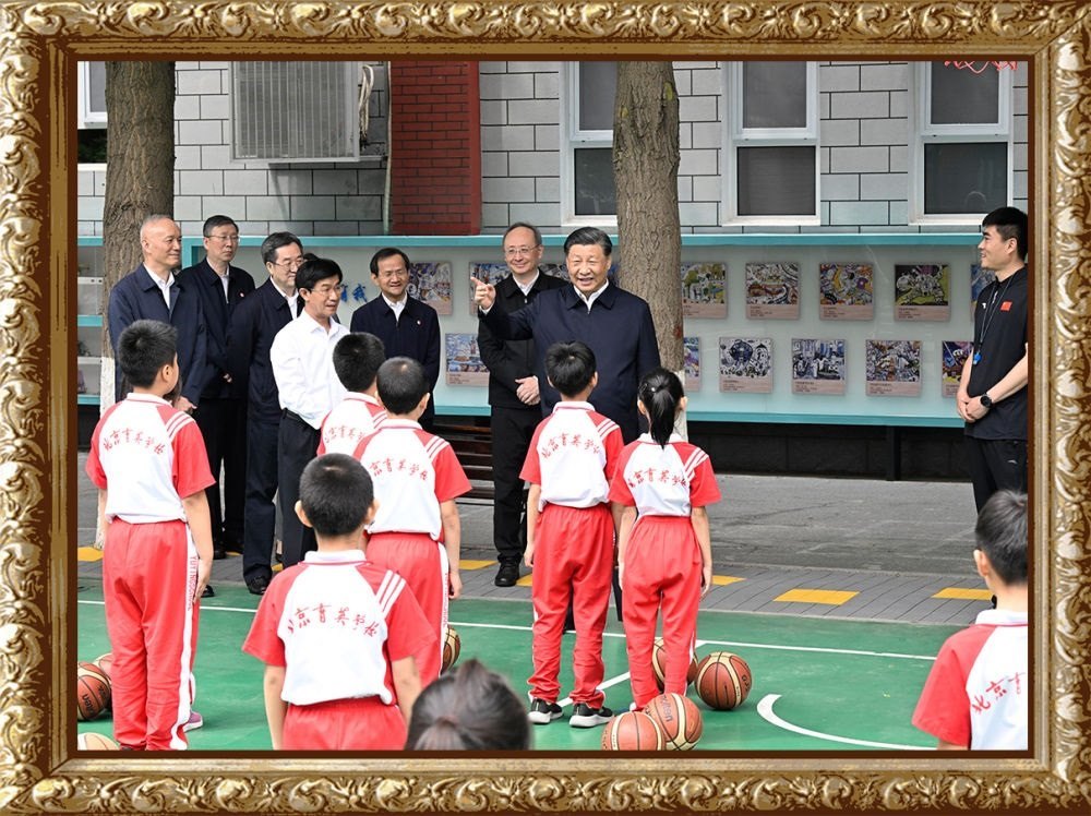 2023年5月31日上午，習(xí)近平總書(shū)記來(lái)到北京育英學(xué)?？赐繂?wèn)師生，在籃球場(chǎng)同正在上體育課的小學(xué)生們親切交流。習(xí)近平親切地說(shuō)：“現(xiàn)在生活條件好了，孩子們不是要吃得胖胖的，而是要長(zhǎng)得壯壯的、練得棒棒的。”