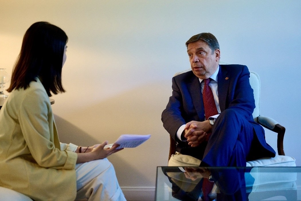 西班牙農(nóng)業(yè)、漁業(yè)和食品大臣普拉納斯接受人民網(wǎng)專訪。西班牙駐華大使館供圖