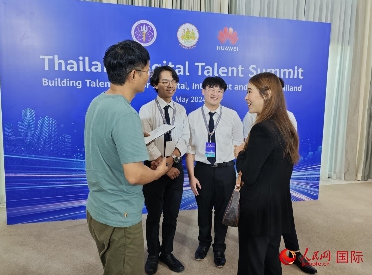 泰國(guó)國(guó)立法政大學(xué)學(xué)生接受本網(wǎng)采訪。李映民攝