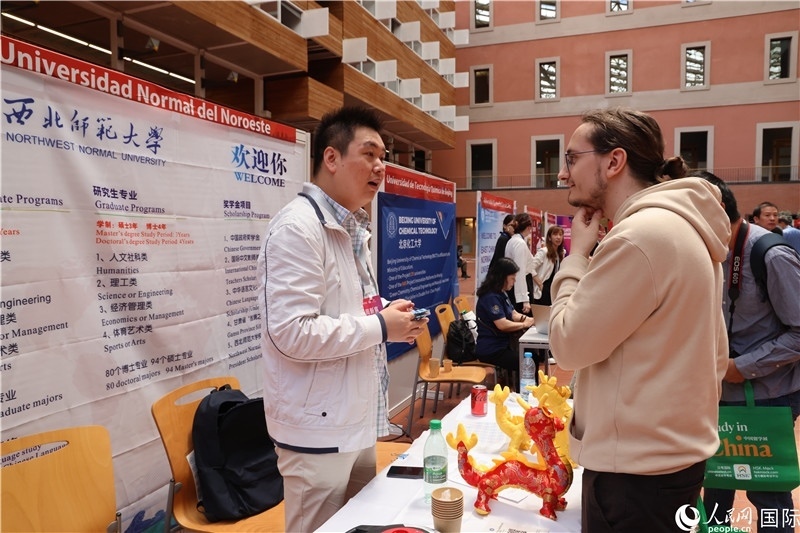 西班牙應(yīng)屆畢業(yè)生在展臺(tái)前咨詢(xún)。人民網(wǎng)記者 顏歡攝