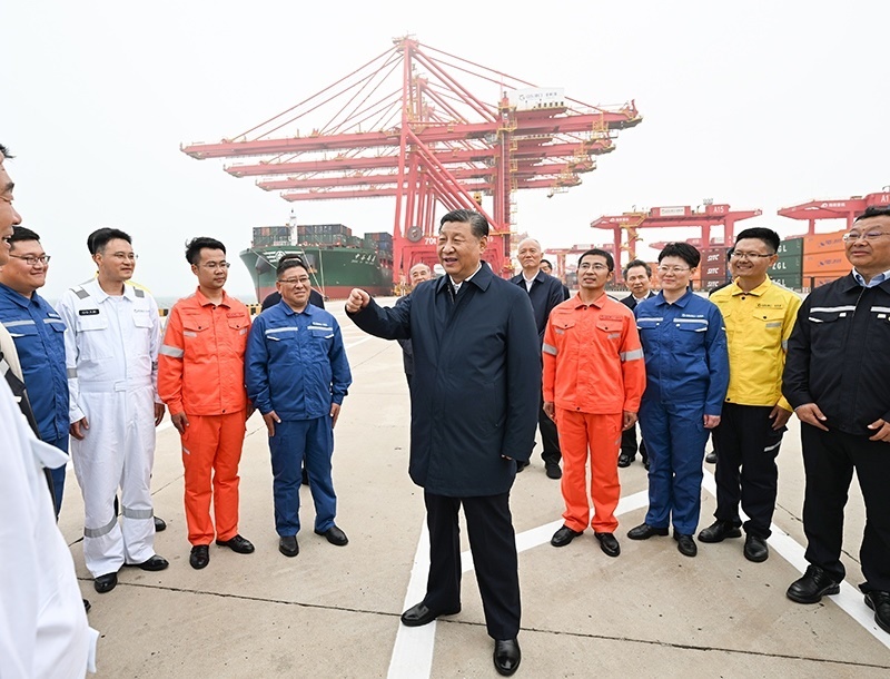 △2024年5月22日，習(xí)近平總書記在山東省日照港親切慰問港口科技工作者、運(yùn)營人員、航運(yùn)人員。