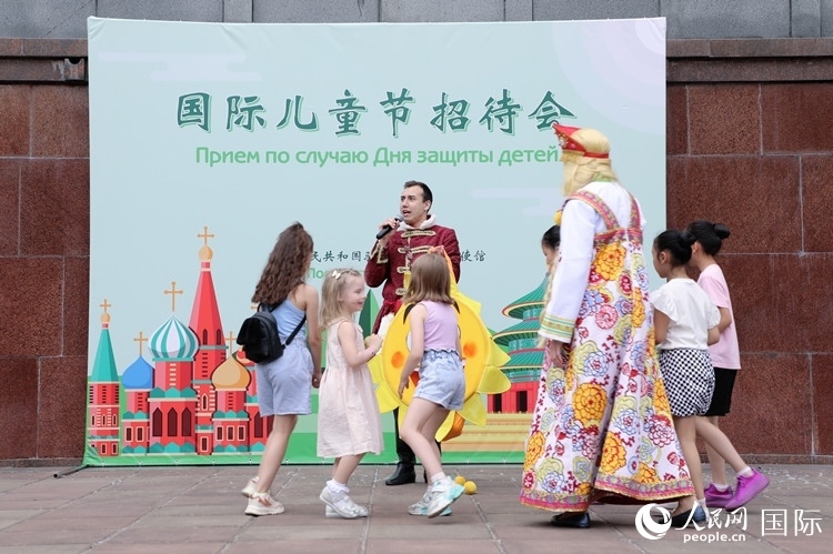 中俄兩國小朋友共同參與互動游戲。人民網(wǎng)記者 隋鑫攝