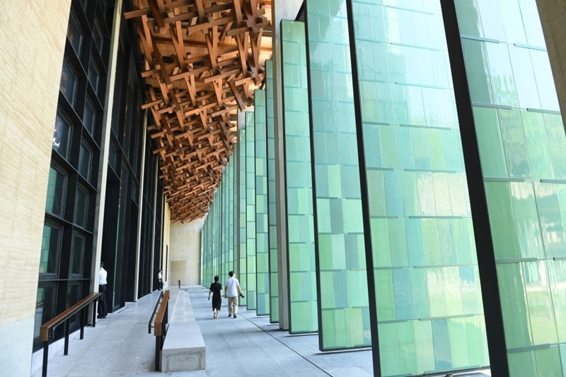 2022年7月23日，杭州國家版本館屋頂?shù)哪緲?gòu)和青瓷門扇相映成趣。