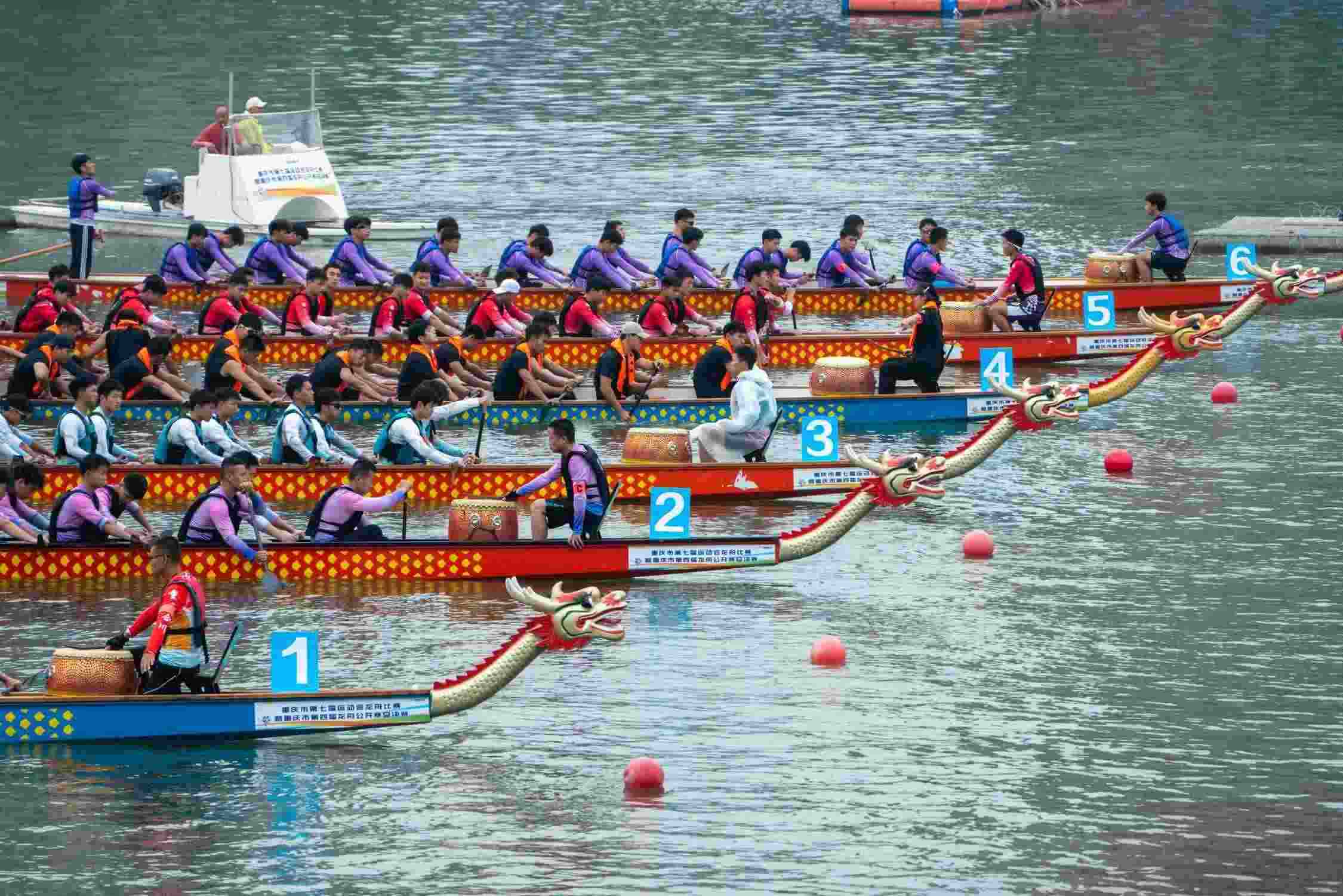 重慶：龍舟競(jìng)渡迎端午 （圖片來(lái)源：視覺中國(guó)）