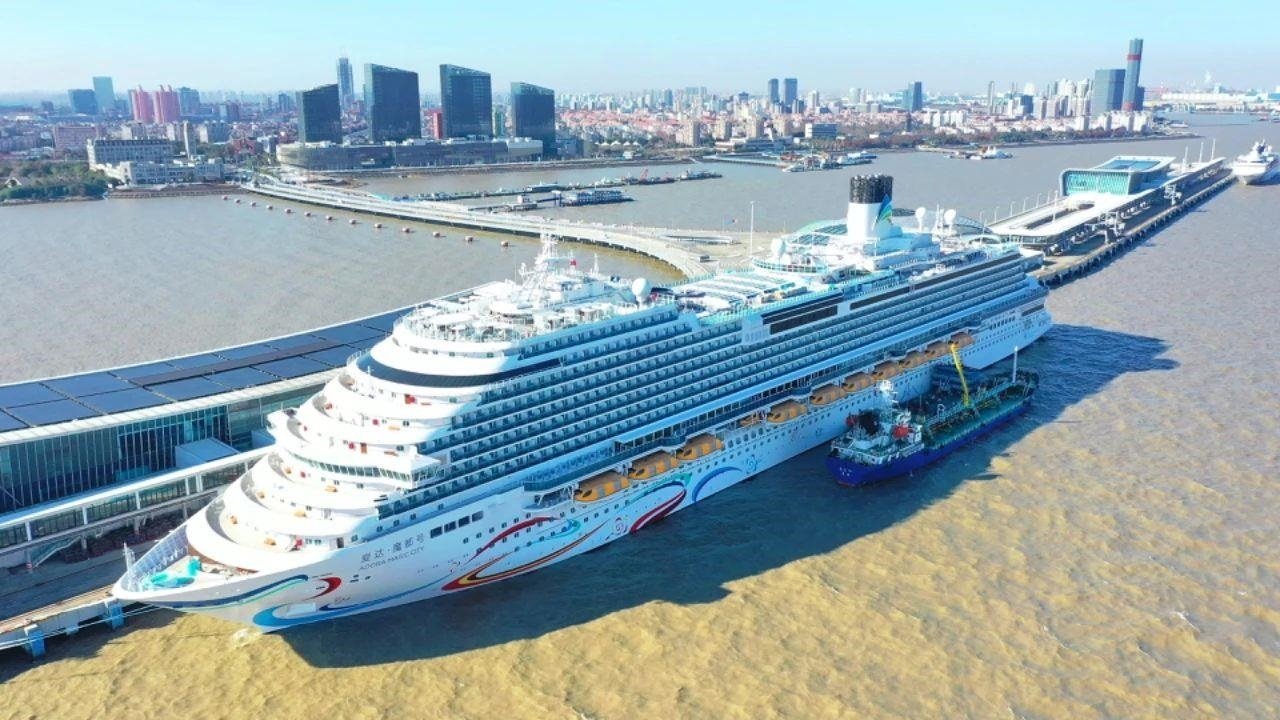 △2024年1月1日，國(guó)產(chǎn)首艘大型郵輪“愛(ài)達(dá)·魔都號(hào)”從上海吳淞口國(guó)際郵輪港開(kāi)啟商業(yè)首航。