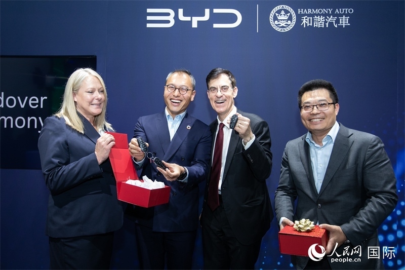 兩位英國消費(fèi)者獲得新車鑰匙。人民網(wǎng)記者 許立群攝影