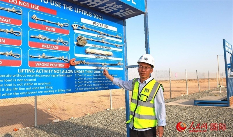 中國能建國際工程公司副總經(jīng)理兼阿爾舒巴赫電站項目經(jīng)理熊高峽展示安全培訓(xùn)中心設(shè)施。人民網(wǎng)記者 管克江攝