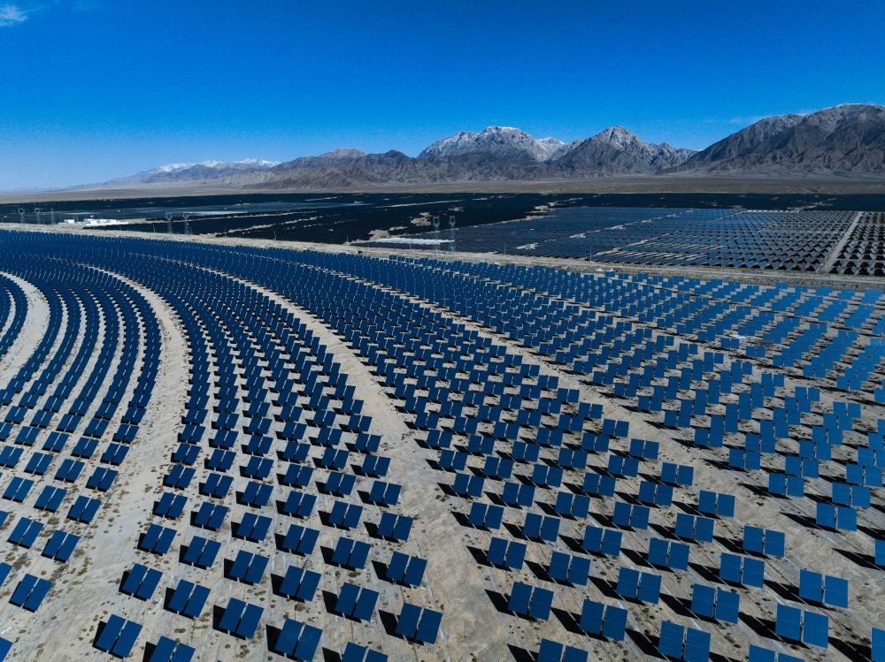 這是2024年4月23日在青海省海西蒙古族藏族自治州德令哈市光伏（光熱）產(chǎn)業(yè)園拍攝的光熱電站（無人機照片）。新華社記者 張龍 攝