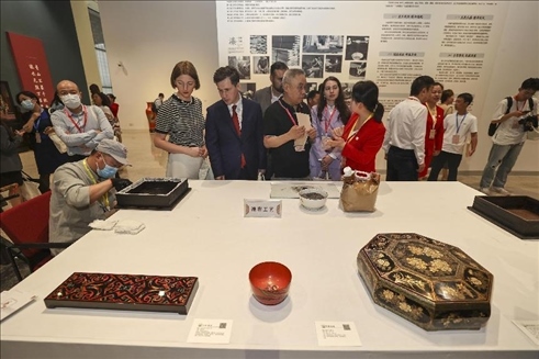 2023年5月28日，北京，推光漆器匠人為駐華使節(jié)展示技藝。