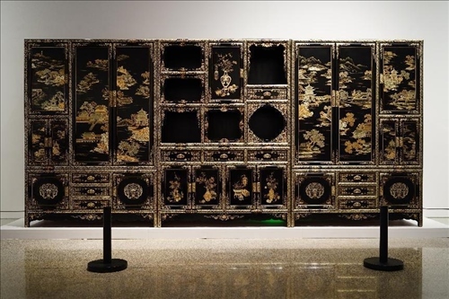 2023年7月9日，北京，中國工藝美術(shù)館·中國非物質(zhì)文化遺產(chǎn)館，“山西特色專業(yè)鎮(zhèn)·平遙非遺雙寶中華行”展覽展出的推光漆器作品。