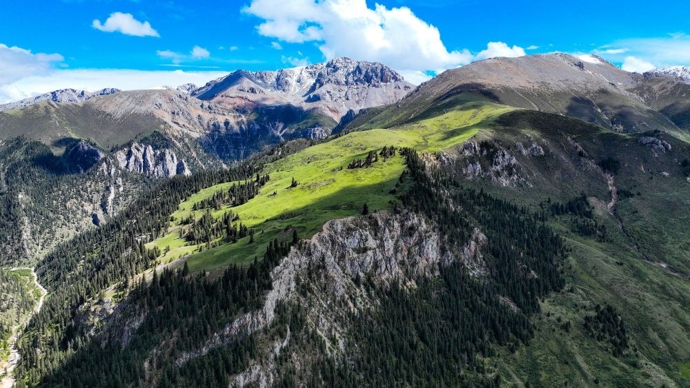 這是2023年6月18日在青海省玉樹藏族自治州囊謙縣拍攝的風光（無人機照片）。新華社記者 張龍 攝