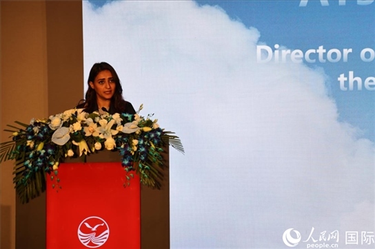 阿聯(lián)酋經(jīng)濟部旅游司司長艾莎·阿菲菲致辭。人民網(wǎng)記者張志文攝
